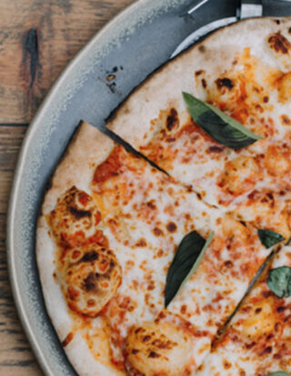 Kids make you own pizza